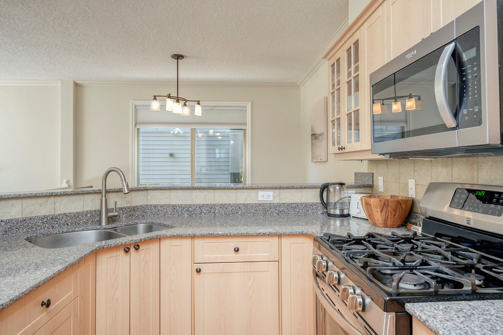 57dock9hdr | Apartments Homes Suites for Rent Victoria BC kitchen on Dockside